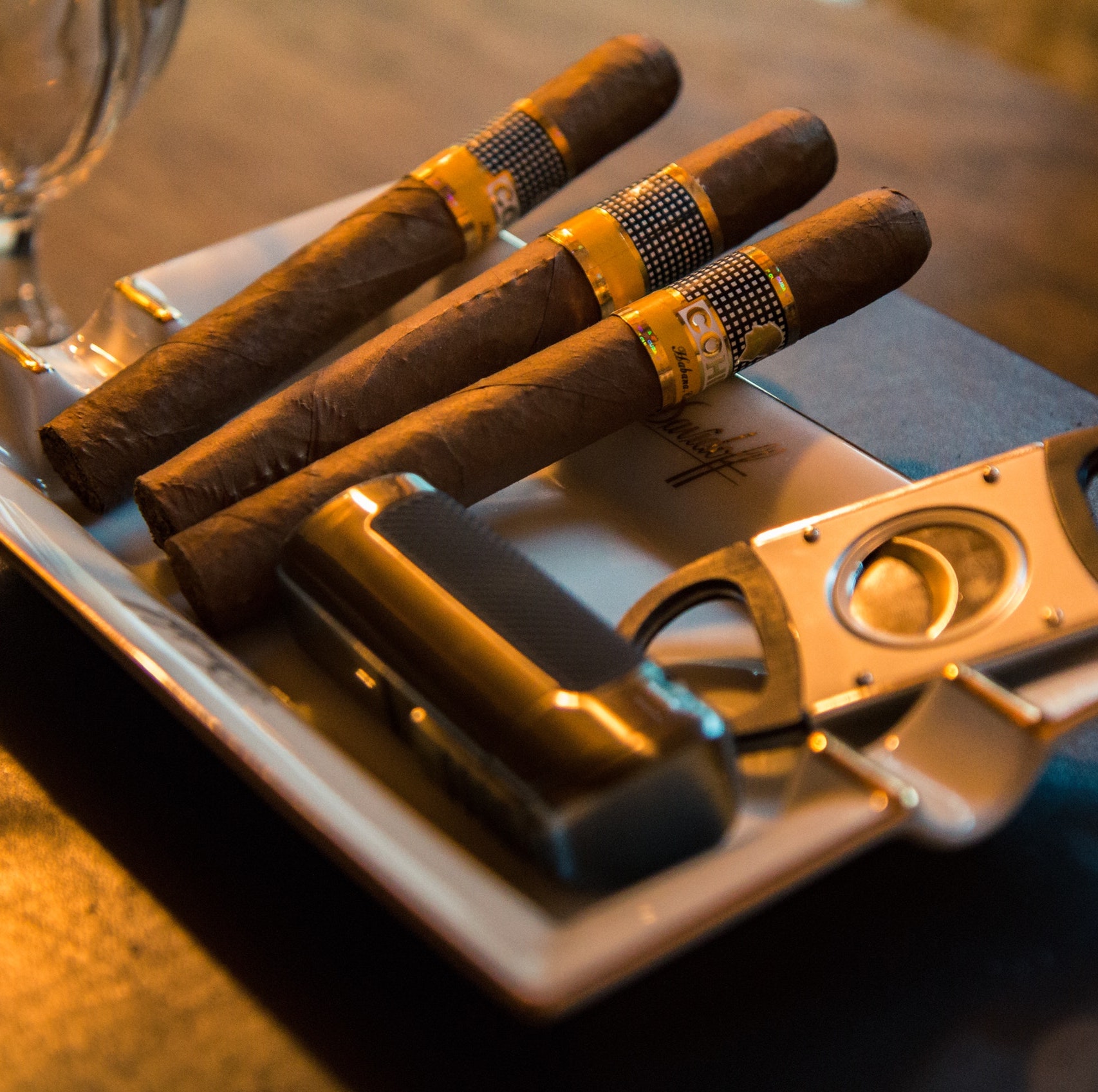 How to smoke a cigar; Cigar Guide Lisardo Vivas
