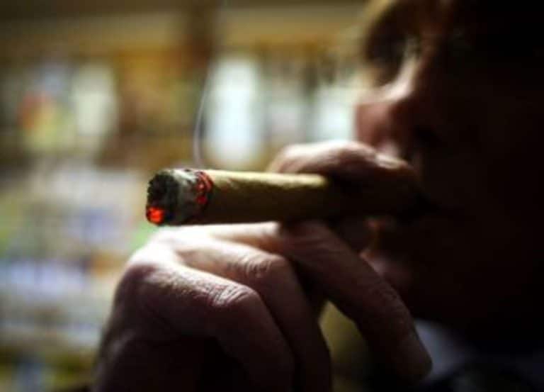 How to smoke a cigar; Cigar Guide Lisardo Vivas